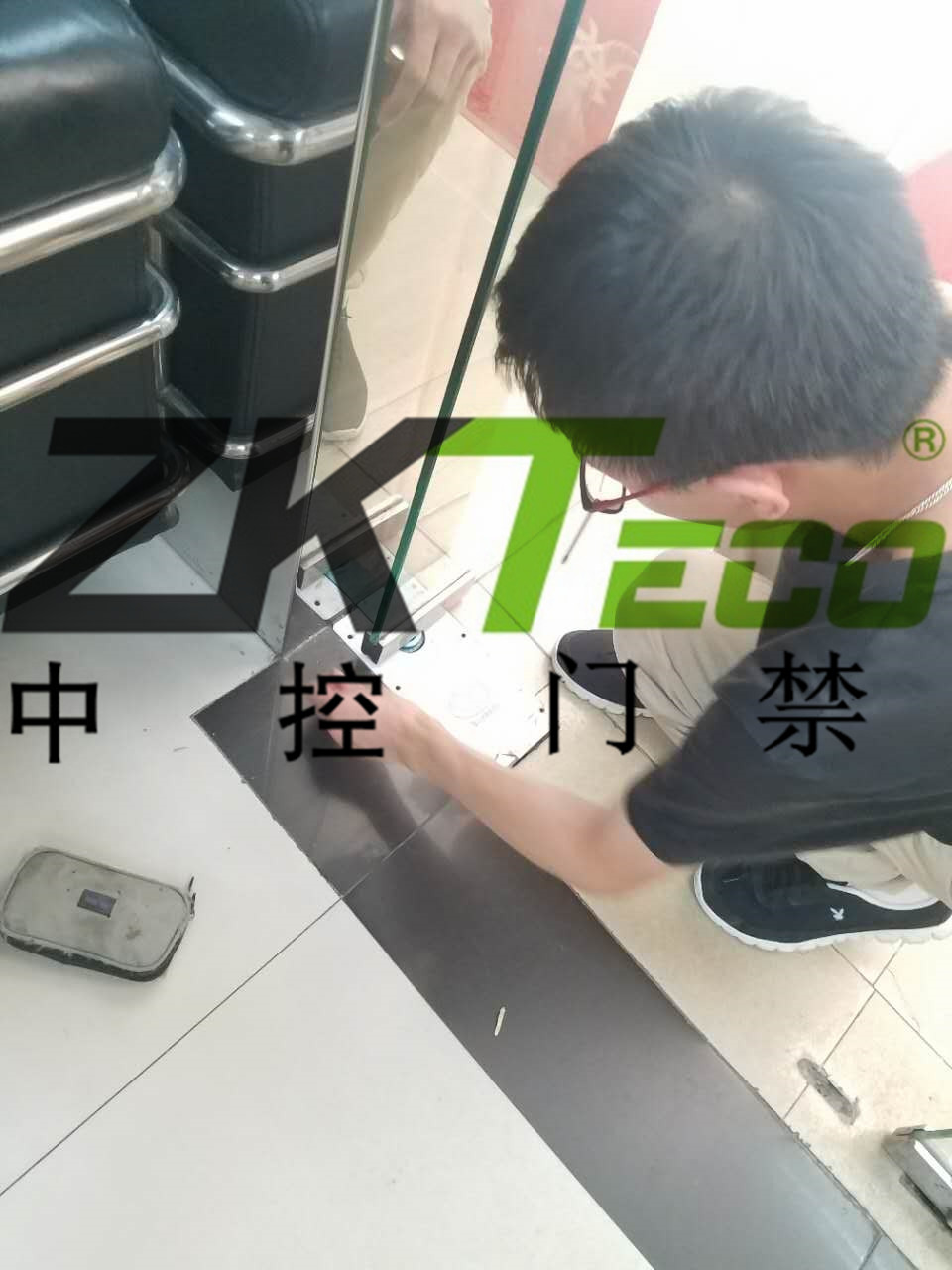 中控門禁公司在越秀區(qū)更換玻璃門彈簧，調(diào)維修玻璃門
